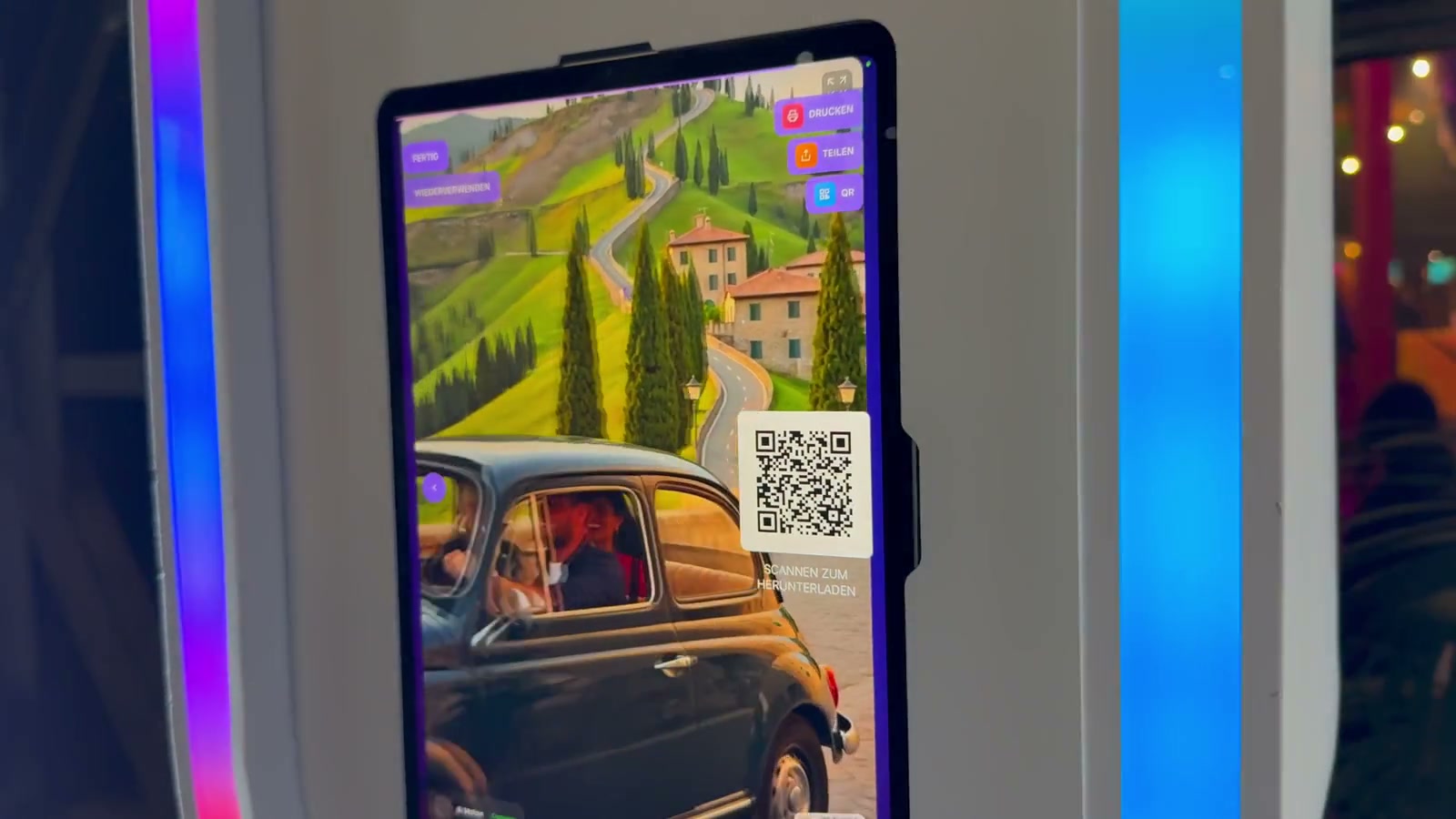 Fotobox-Touchscreen mit persönlichem KI-Film und QR-Code zum Mitnehmen