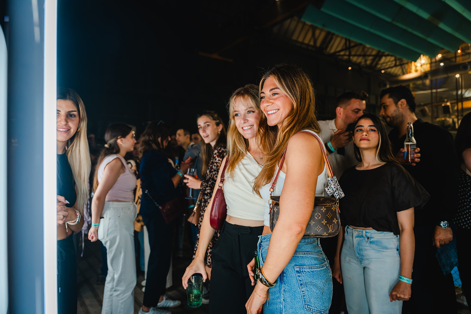 Zwei lächelnde Gäste posieren vor der beleuchteten Fotobox beim WPP Media Sommerfest