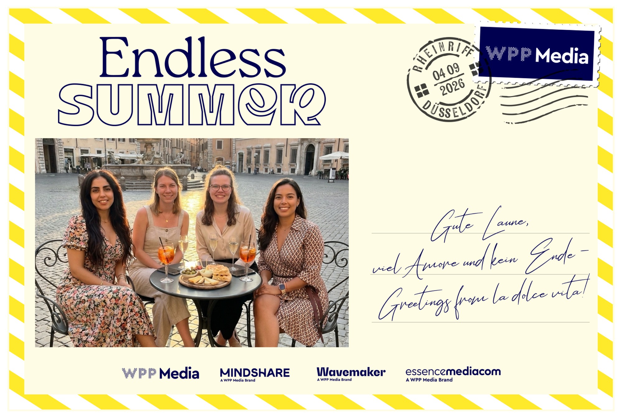 Vier Frauen mit Sommerkleidern und Aperitivo vor einer italienischen Kulisse · KI-Motiv
