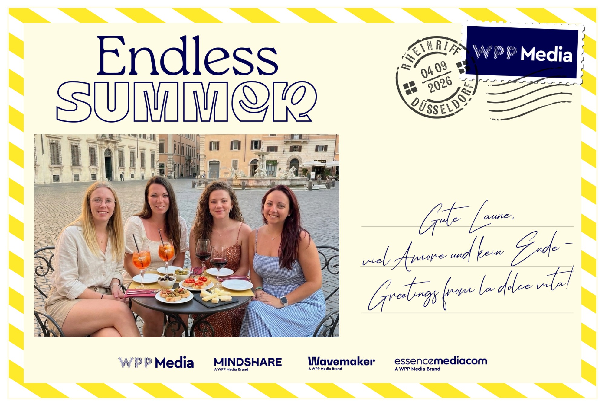 Vier Frauen mit Drinks und Antipasti auf einer sonnigen Piazza · KI-Motiv