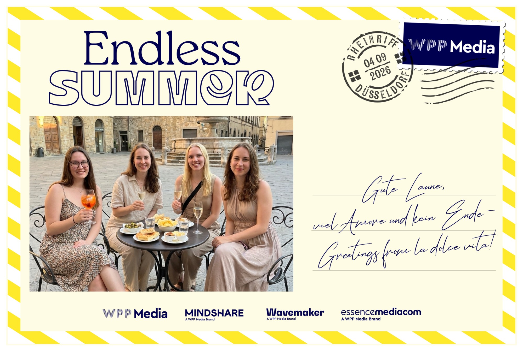 Vier Frauen an einem kleinen Bistrotisch auf einer italienischen Piazza · KI-Motiv